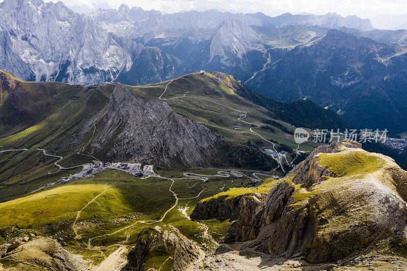 sella gruppe戏剧性的云景和Piz Boe鸟瞰图